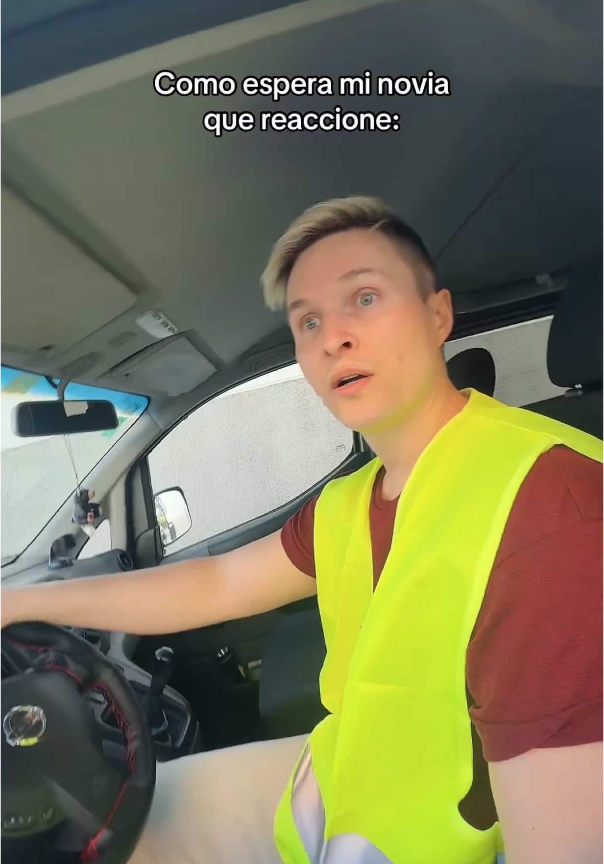 A post by @skyandtami on TikTok caption: Como espera mi novia que reaccione 😂