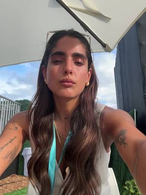 A post by @isalavenezolanaa on TikTok caption: una vez al año no hace daño 