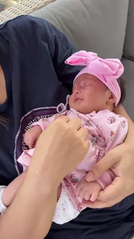 A post by @linisflorez09 on TikTok caption: Alara hoy con 20 días de nacida😍