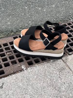 A post by @berdievgabinii on TikTok caption: #tiktokshop #springtok #shoes #womenshoes #sandals 