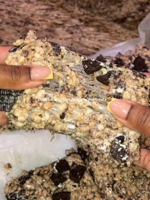 A post by @jaaliyahs on TikTok caption: These were amazing 10/10😍 #ricekrispies #oreos #ricekrispy #sweettooth #desserts #easydessert #trending #viral #atlanta #bigback #bigbackactivities 