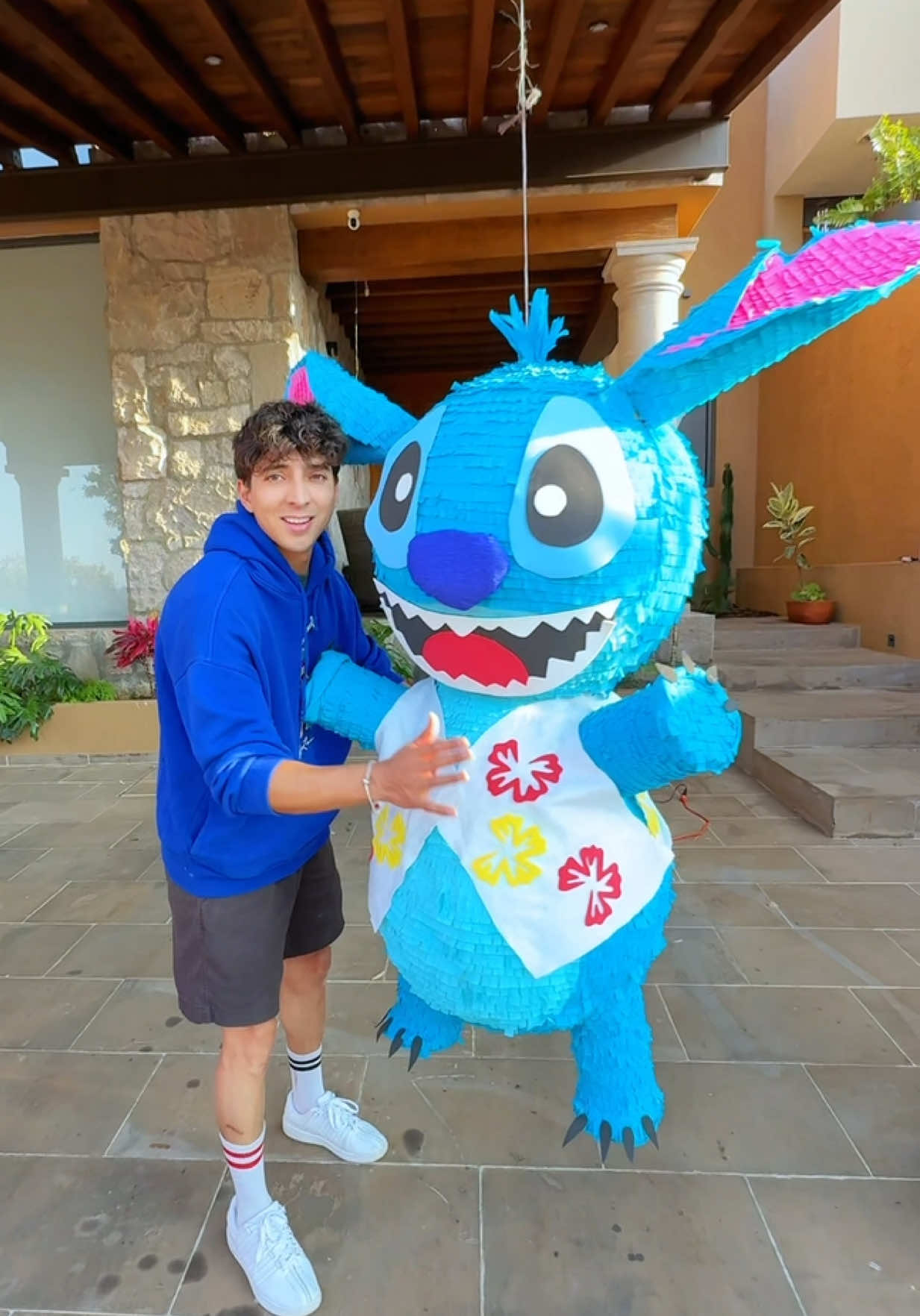 A post by @cainguzman on TikTok caption: Hice una piñata de Stitch para el día del niño. #diy #diadelniño #comedia 