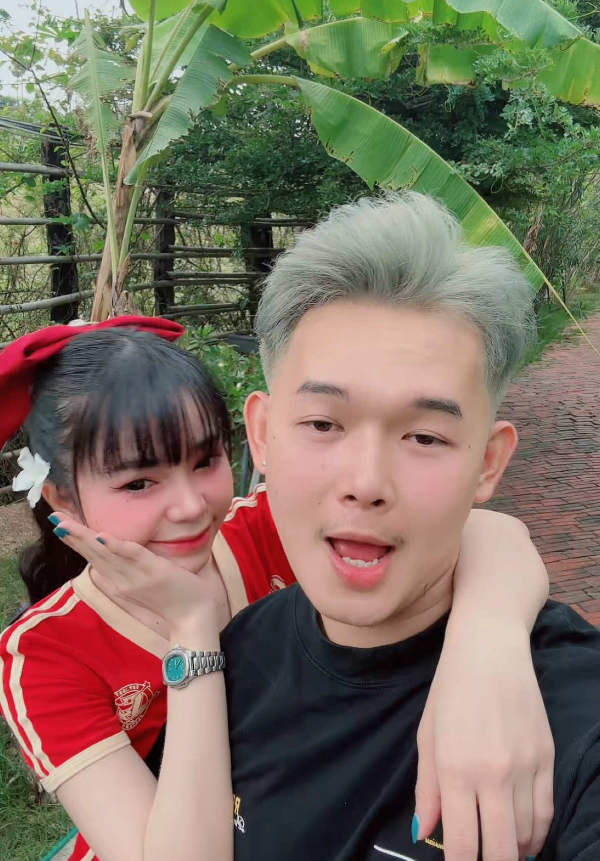 A post by @lim.kimseng on TikTok caption: ទោះយ៉ាងណាក៏បងនៅក្បែអូន 👩‍❤️‍💋‍👨@Lida 🦖 