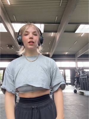 A post by @xfiibii on TikTok caption: Wofür trainier ich junge 😭😭😭