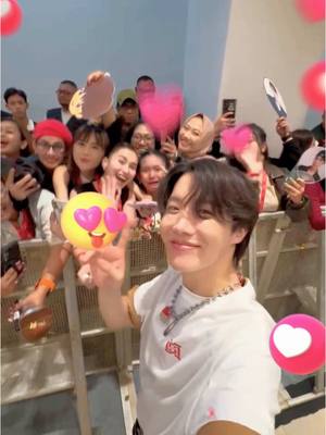 A post by @ayutingting on TikTok caption: Yyeeaaa iqis bisa ketemu jhope idola dari iqis kecil y nak alhamdulillah 🙏🏻😍 bersyukur nak…..rezeki anak kite emg alhamdulillah bgt, bunda happy liat iqis happy smp nangis egk bisa berkata” ya hhehehe….ngg papa nak nangis bahagia sepuasnya….ini moment berharga y nak utk kita 🫶🏻 (walaupun hrsnya bunda pake kamera depan tp bunda gaptek pake kamera belakang maafin y nak, yg penting dapet hp kita dipegang jhope y nak 💋😝) 우리 정호석 너무 잘생하고 착해요 🫰🏻🥰 @hobipower 우리 항상 영원히 응원하겠습니다 ❤️❤️