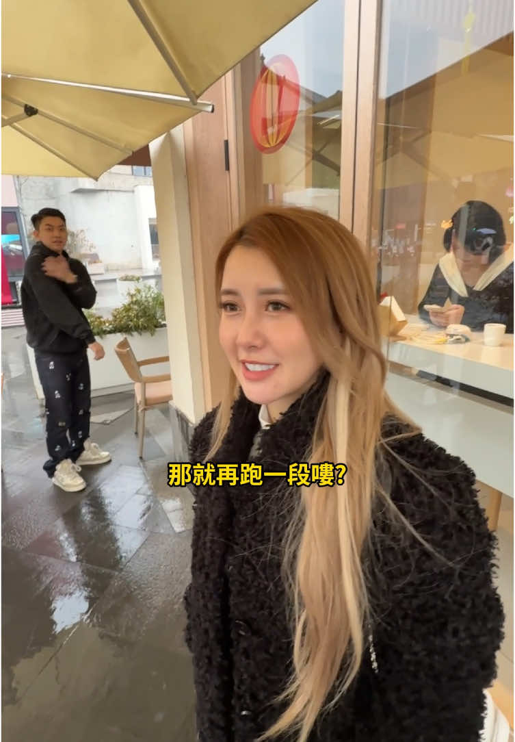 A post by @linshin0604 on TikTok caption: 要吃到好吃的東西得先淋雨.... #饅頭媽 #阿芯 #饅自然