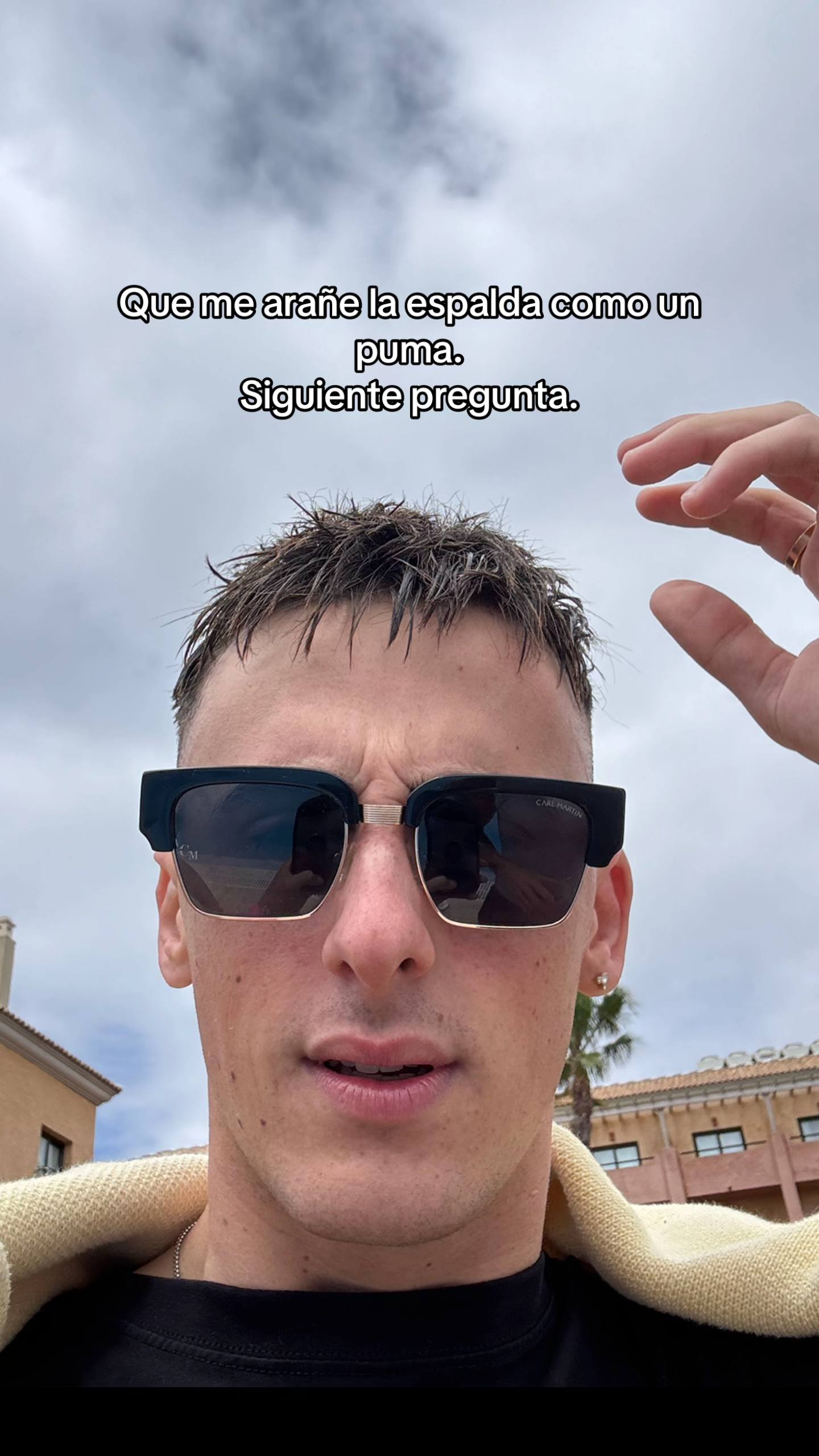 A post by @diegxnister on TikTok caption: Me refiero a CLAVAR uña jajaja. Perdón.