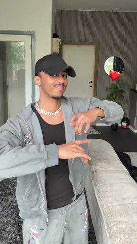 A post by @fikir30 on TikTok caption: mardhow hestan qofan u qaadi rabaa war isiiya 😂😂#foryoupage #somalitiktok #fyp 