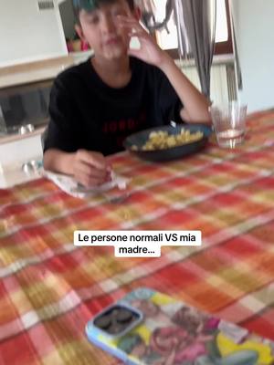 A post by @nenenicoo on TikTok caption: Le persone normali non fanno i spuntini dopo i pasti?😳 ditemi che è normale 🤣🤣🤣 #mom #challenge #son 