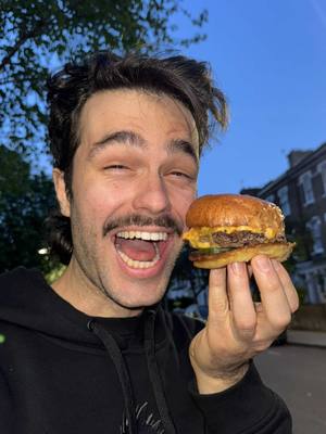 A post by @peldanyos on TikTok caption: 24h Buscando La MEJOR Burger 🍔 de Londres 🇬🇧 
