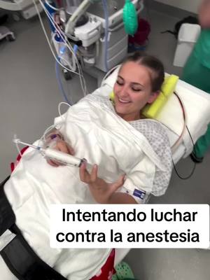 A post by @ceciarmy on TikTok caption: El anestesiólogo en plan: “Bueno, vamos a acelerar esto, tengo como otros 18 casos hoy” (vía loviclouds IG)
