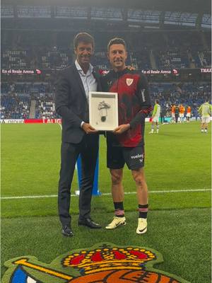 A post by @realsociedad on TikTok caption: 💙 De leyenda a leyenda ❤️ 👏 Zorionak por la trayectoria y suerte en tu nueva etapa, Oscar!
