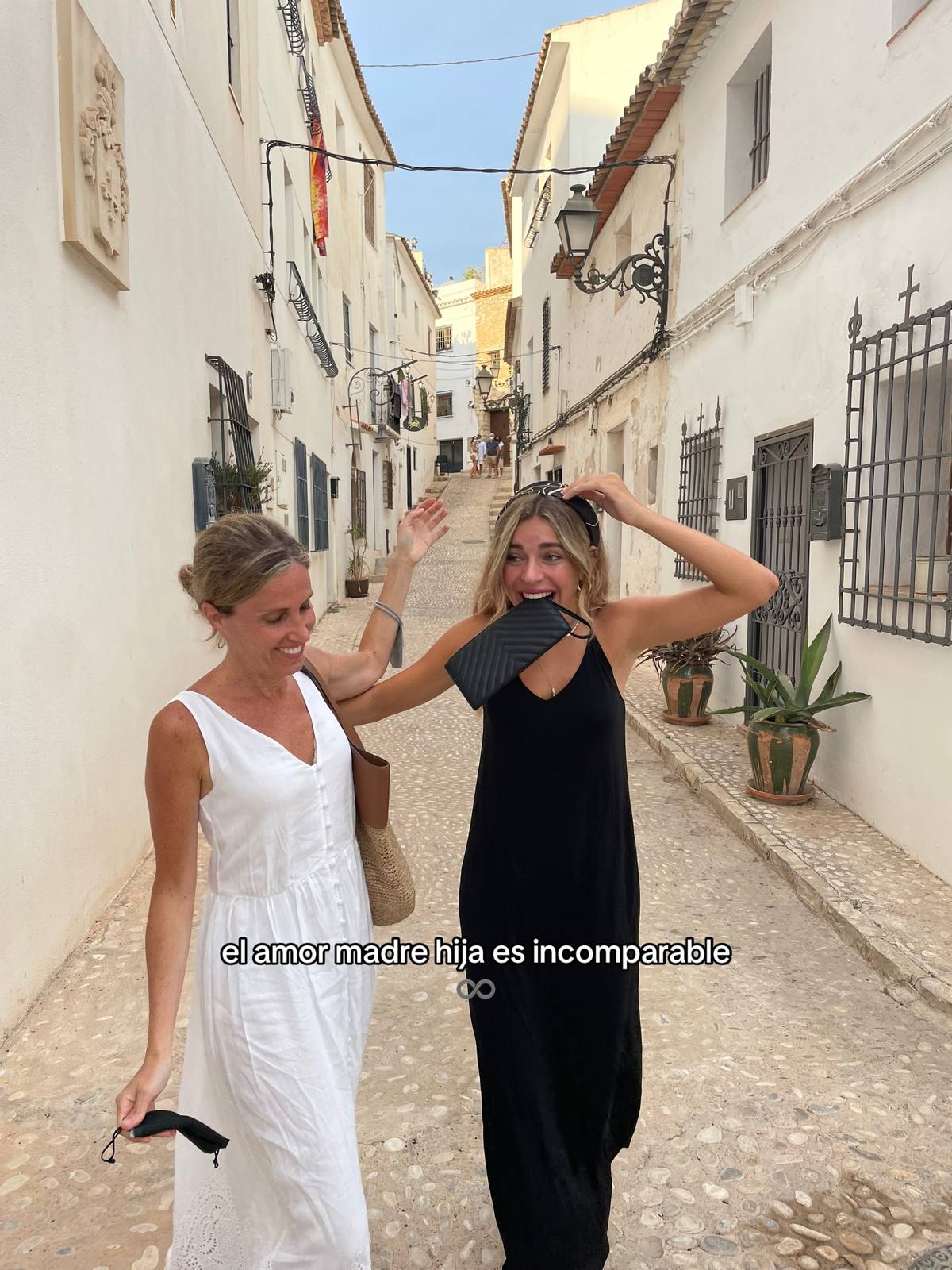 A post by @aitanaasoriano on TikTok caption: Te quiero mami💖