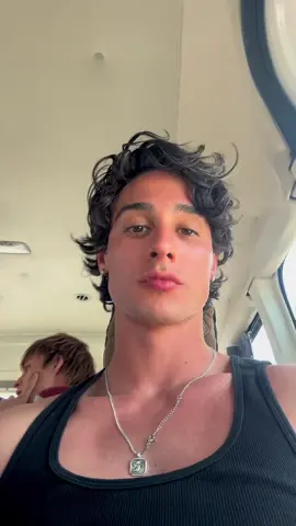 A post by @pedroemmert on TikTok caption: Alguien encargó un rubio y un morocho? #humor #summer #amigos #vibes 
