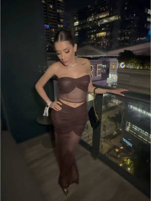 A post by @karimepindter on TikTok caption: Cómo cerrar una maleta y arreglarse en 5 minutos 😂 #grwm #TikTokFashion #miamigp #chismesito #outfitideas  