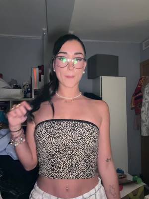 A post by @almmiitaaa23 on TikTok caption: el outfit nada que ver