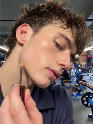 A post by @bachbuquen on TikTok caption: Shake it to the max😼 #makeupformen #makeup #gym 