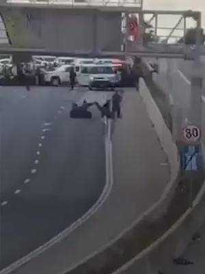 A post by @skynewsarabia on TikTok caption: العثور على قنبلة موقوتة ملفوفة بعلم إسرائيل جنوب تل أبيب #سوشال_سكاي