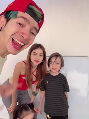 A post by @sebasgal11 on TikTok caption: CUADRADO perfecto con mis HIJOS 