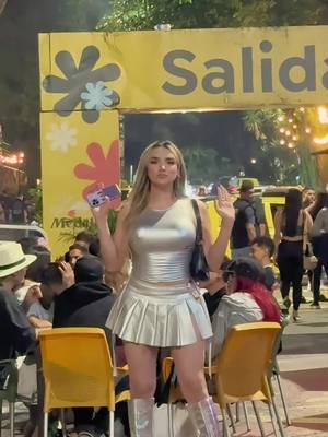 A post by @.mirandah on TikTok caption: En esta falda? No mi vida 💋 #destacame #parati #foryou 