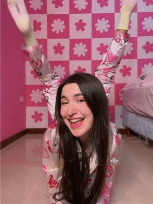 A post by @janinalchair on TikTok caption: Adivinen quien está detrás de mí? 🤣🤣🤣🤣