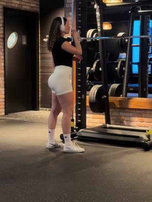 A post by @emmaavenx on TikTok caption: would I be your gym crush?