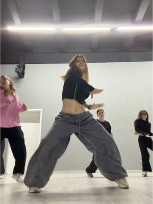 A post by @hey__moto on TikTok caption: #танцы #рекомендации