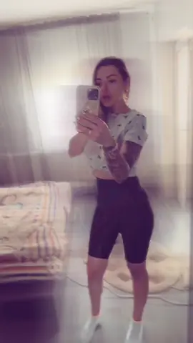 A post by @madyy_95 on TikTok caption: #foryoupage❤️❤️❤️foryou💞💞💜 #5pasiunidebine👑💙🔝 #fypage #stiu_ca_nu_o_sa__ajunga_pe_foryou #foryou #for #fyp #foru #suntinspam🤦‍♂️ 