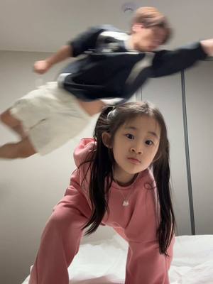 A post by @jadega_98 on TikTok caption: 지은이랑 챌린지 찍는 과정?..😂  #제이드 #jade #지은이 #챌린지 #스파이더맨 #슈퍼맨 
