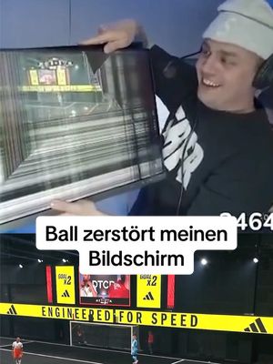 A post by @papaplatte on TikTok caption: Ball zerstört meinen Bildschirm #papaplatte 