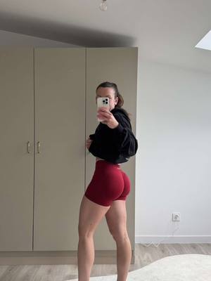 A post by @alicuizz on TikTok caption: tu veux te transformer à mes côtés ?🍑 mes programmes sont sur mon compte🤭