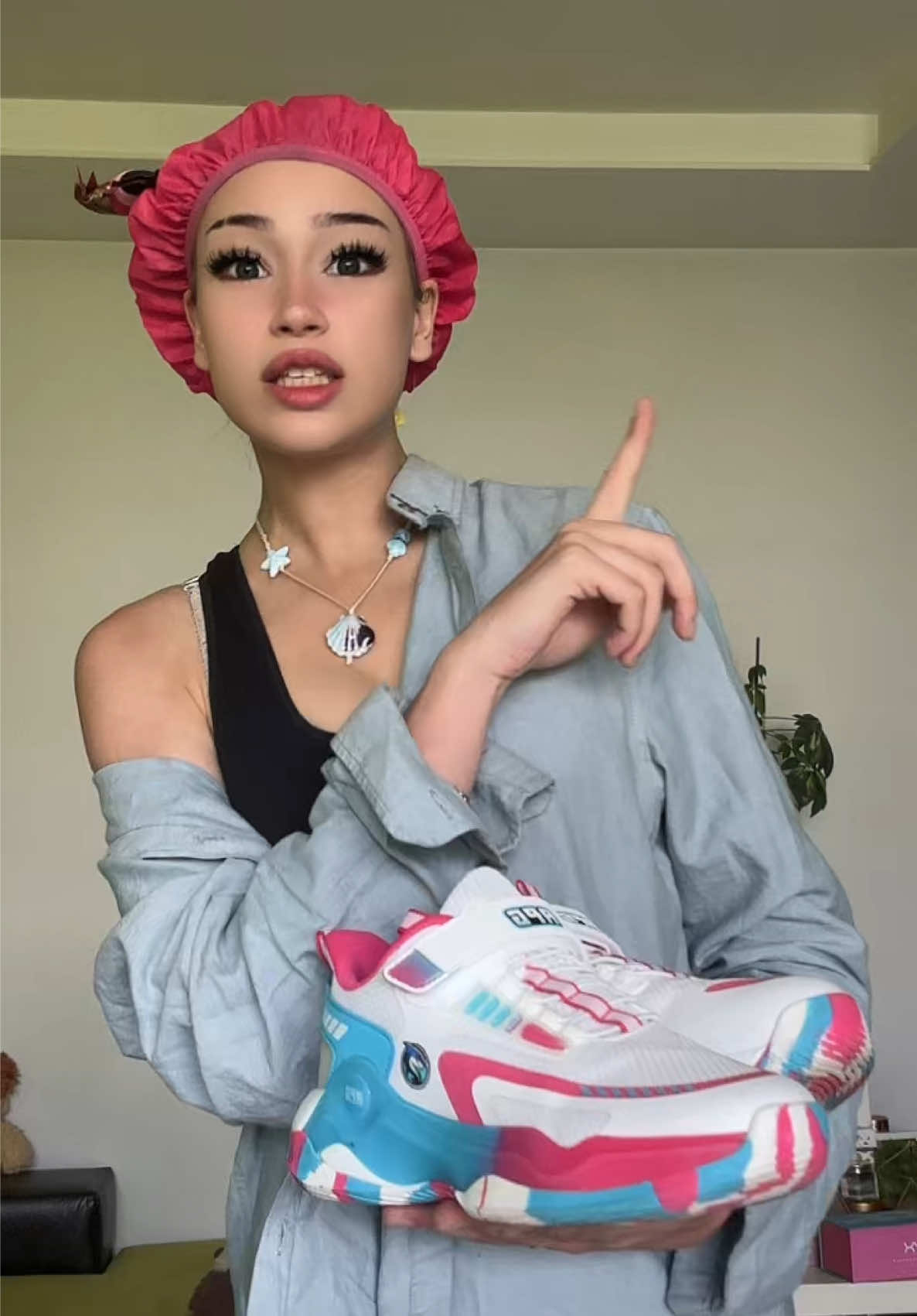 A post by @linsho on TikTok caption: Ne trqbwashe da maham flamingoto, sega me e qd!! APGtata izqdoha, fita top!! 😍 ne hodete, TICHAITE kum runners bg!!! @Runners.bg 