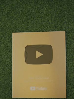 A post by @cadizclubdefutbol on TikTok caption: 😎 ASMR del millón de subs en YouTube #youtubers #youtubeunboxing #1millón #cádizcf #laligahypermotion