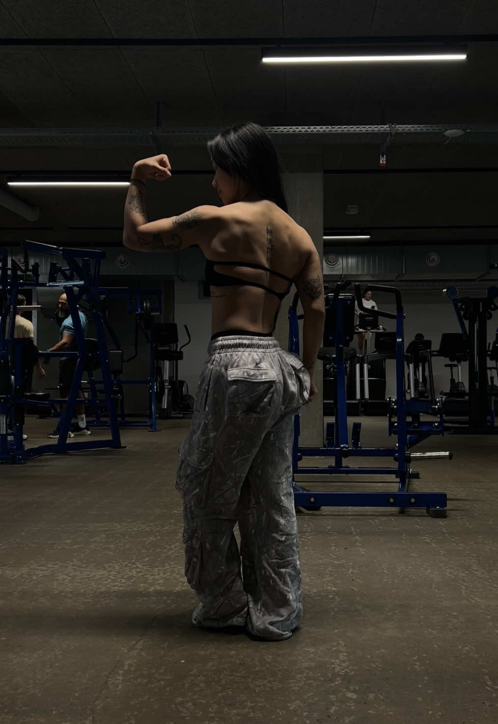 A post by @movesenlifts on TikTok caption: Keep going @DFYNE | code: MIE #gym #gymtok #gymgirlsoftiktok #gymmotivation #gymrat #fittok #progress #transformation 