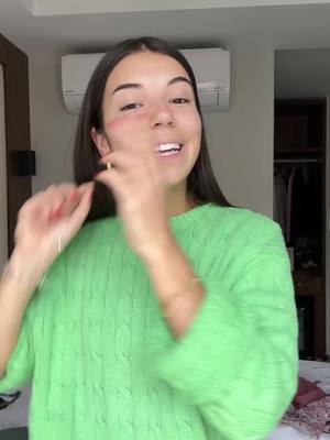 A post by @elenagortari on TikTok caption: Uno de los consejos que te daría como hermana mayor es incluir el Moisture Surge Glow Serum de @Clinique en tu rutina de skincare, que hidrata, exfolia e ilumina. Porque no necesitas 20 pasos en tu rutina para activar el glow de tu piel✨✨ #activatuglow #moisturesurgeserum