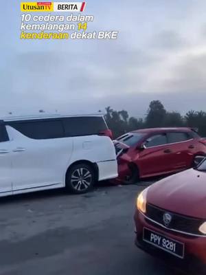 A post by @utusantvofficial on TikTok caption: 5 MEI 25: Ketua Polis Daerah Seberang Perai Tengah, Asisten Komisioner Helmi Aris berkata, kemalangan berlaku selepas sebuah Honda City memberhentikan kenderaan secara mengejut kerana kesesakan sehingga mengakibatkan pelanggaran di belakang. Katanya, dua buah motosikal yang leka melihat kemalangan itu turut berlanggar sesama sendiri. Video Tular: DM Kredit. #fyp #trendingnewsmalaysia #beritaditiktok #bke #14kenderaan 