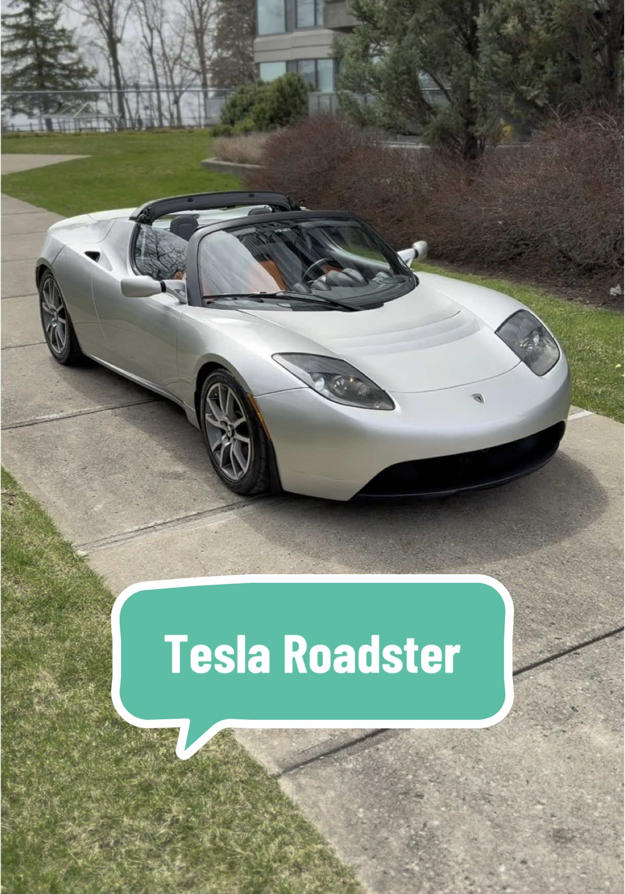 A post by @labautodetail on TikTok caption: J’ai la chance de nettoyer la toute première Tesla à arriver au Québec qui appartient à nul autre que Pierre Séguin 😳✅ #labautodetail #detailing #tesla #teslaroadster #nettoyage 