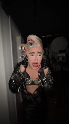 A post by @rafaelsantos on TikTok caption: jaja sai o #LADYGAGAMAKEUP TO ANSIOSO!!!❤️‍🔥 #ladygaga 