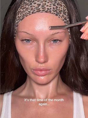 A post by @meredithduxbury on TikTok caption: thin brows are superior 🫶🏻