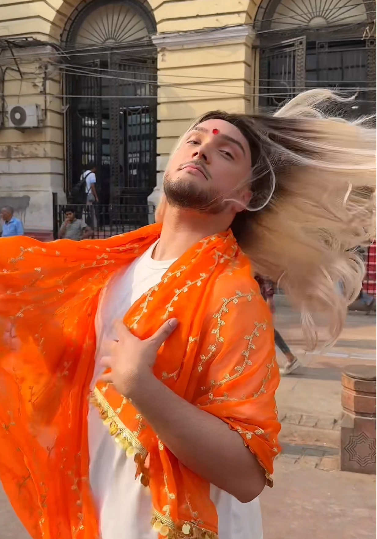 A post by @ramazanbayram_ on TikTok caption: Hindistan sokakları şok içinde!🤣🫣 #viral #keşfet 