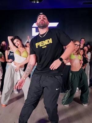 A post by @emirabdulgani on TikTok caption: Me equivoqué en el final 😂 pero se pasó bonito,Gracias Valencia 🇪🇸 ya empiezo a mostrarles los talentos de mi gira 2025