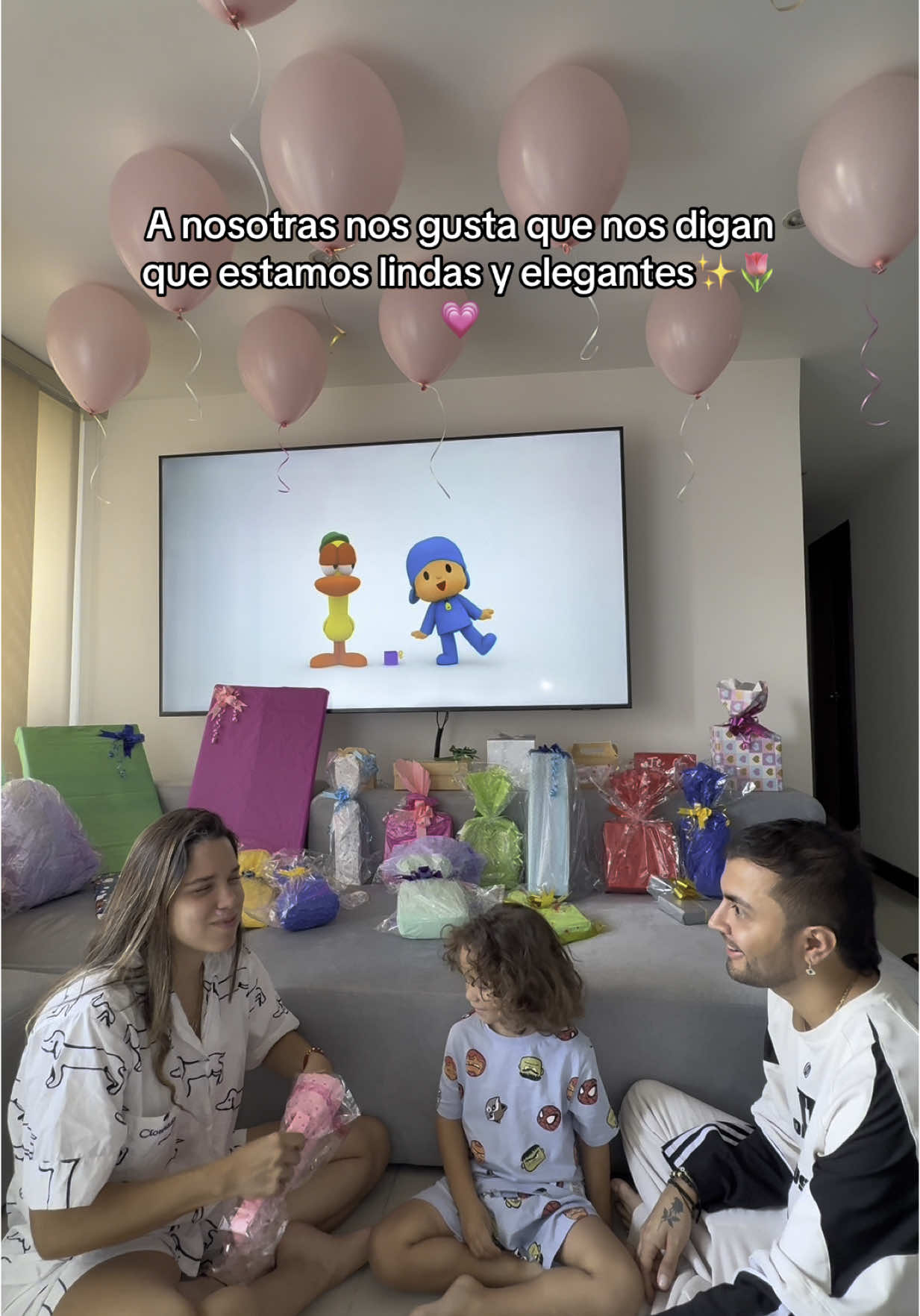 A post by @oficialcara_ on TikTok caption: 🩵🌷✨💗#momentos #pool #familia 