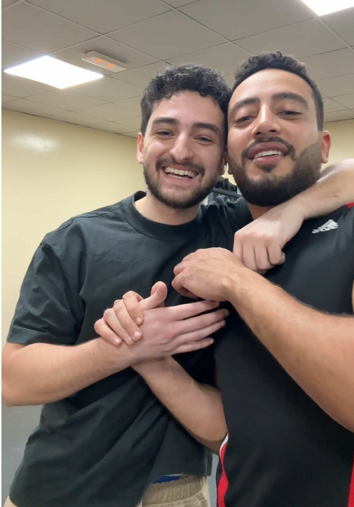A post by @omar_migo on TikTok caption: اختراع للقصيرين 🤨