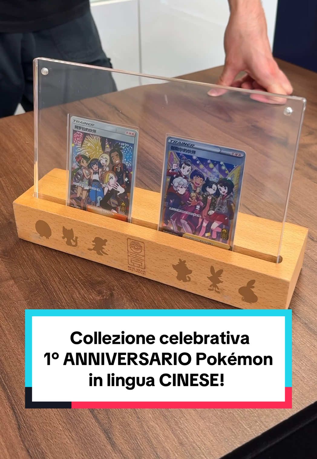 A post by @federic95ita on TikTok caption: Un anniversario speciale… in versione Alola! Nel video di oggi apro una vera chicca esclusiva dalla Cina: la Pokémon 1st Anniversary Alola Limited Gift Box, rilasciata per celebrare il primo anno del Pokémon TCG in lingua cinese. #federic95ita #federicstore #pokemon #CartePokemon #PokemonIta #pokemonscarlatto #pokemonvioletto #PokemonTCG #PokemonCards #PokemonCommunity #PokemonCollector 