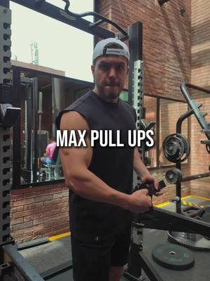 A post by @maurobelloo on TikTok caption: ¿Cuánto peso puedo levantar en dominadas? 🤔 #gymrats #gymbros #gymsis #fitness #fit #dominadas #espalda 