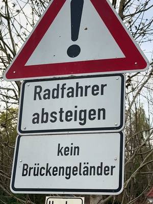 A post by @verkehrsguru_official on TikTok caption: Was das lol? #theorieprüfung #tipps #fahrenlernen #autofahren 