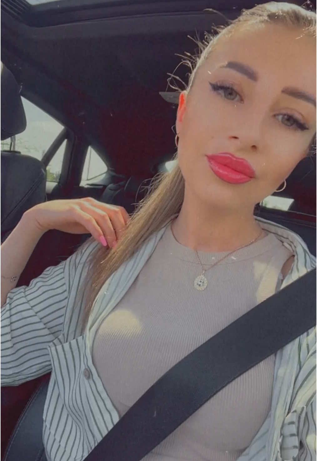 A post by @valeriaroman1996 on TikTok caption: #хочуврекомендацииплизз #viralvideo #mai #paris ☺️