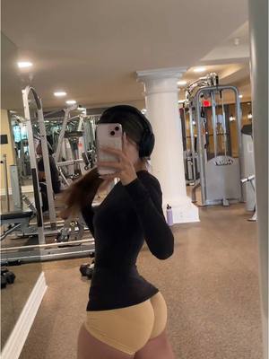 A post by @ehcico on TikTok caption: i tripped #gymtok #glutes #fyppp 