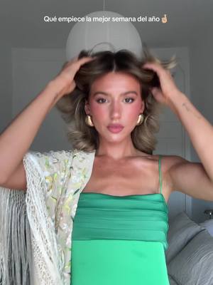 A post by @andreanoguero22 on TikTok caption: Mi look del pescaito de este año💚✨  El mantón de mi abuela le da el toque 😍😍😍😍