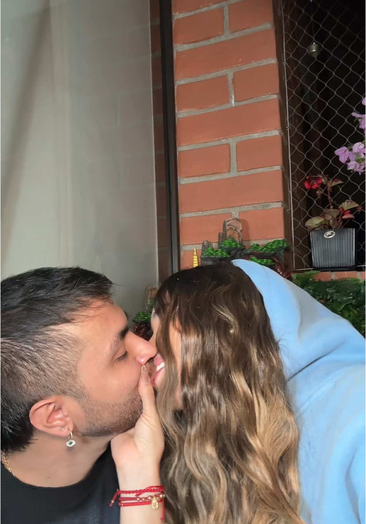 A post by @oficialcara_ on TikTok caption: Si tú estás tranquilo y feliz💗 yo lo estaré mucho más✨🌷🩵